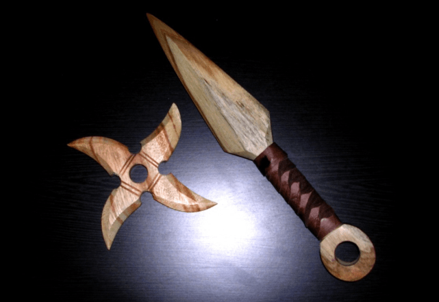cuchillos arrojadizos al estilo de las artes marciales;  kunai