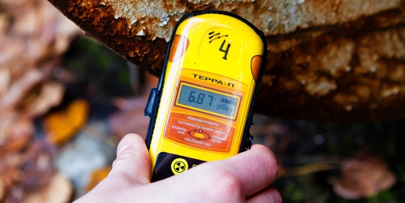 Using a Geiger counter to detect radiation